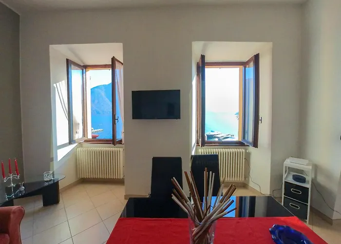 Rita's Window: Front With View * Mezzegra