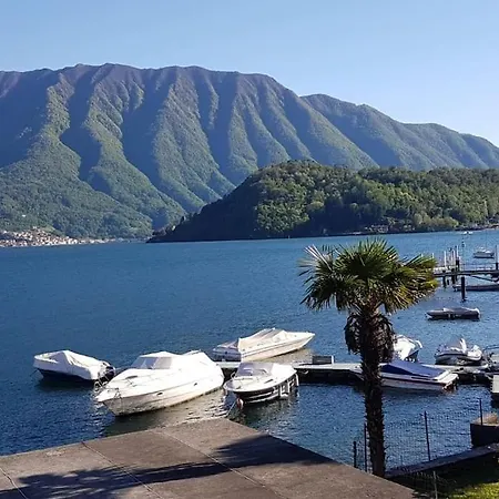 Rita's Window: Front With View Apartment *