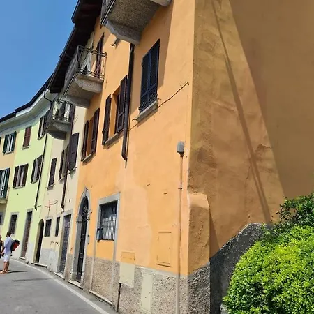 Rita's Window: Front With View Apartment *