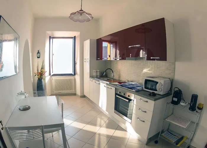 Rita's Window: Front With View Lägenhet