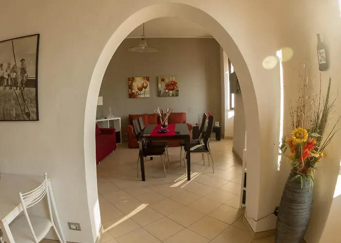 Apartment Rita's Window: Front With View