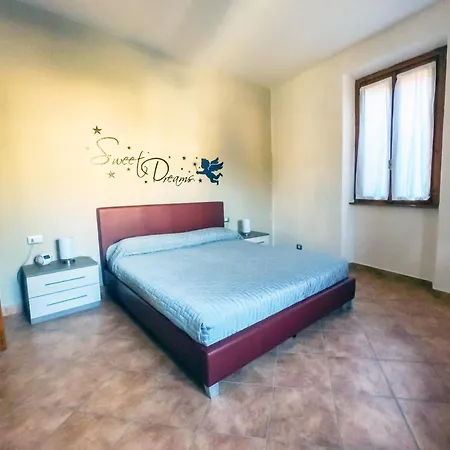 Appartement Rita's Window: Front With View *