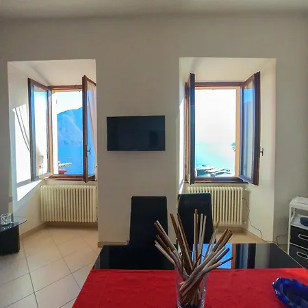 Rita's Window: Front With View * Mezzegra