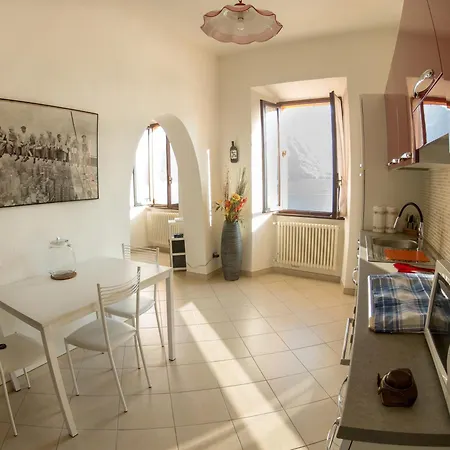 Rita's Window: Front With View Appartement *