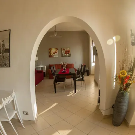 Appartement Rita's Window: Front With View